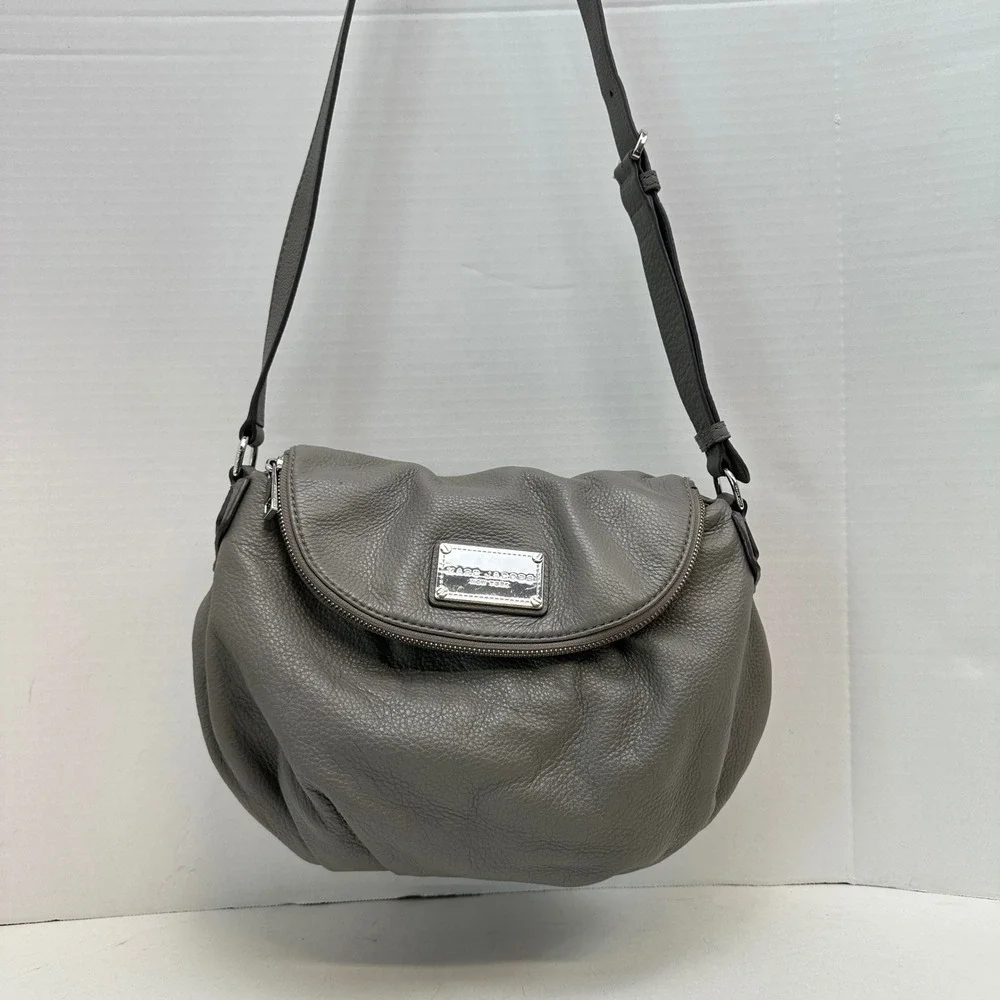 Marc Jacobs Grey Pebbled Leather Crossbody Bag Silver Logo Plaque Slouchy Hobo